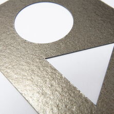 Detalle de un contorno cortado con precisión en micanita flogopita de 1,0 mm para evaluar la capacidad de corte con una máquina láser de corte CO₂ de eurolaser