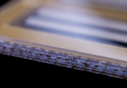 Laserschneiden vs. Stanzen: Das CO₂-Laserschneiden versiegelt die Schnittkanten mehrlagiger Folien während des Schneidprozesses und reduziert so das Ausfransen oder Delaminieren des Materials.
