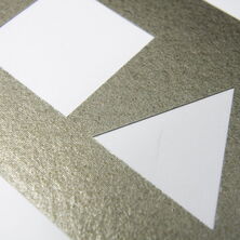 Detalle de un contorno cortado con precisión en micanita flogopita de 0,3 mm para evaluar la capacidad de corte con una máquina láser de corte CO₂ de eurolaser