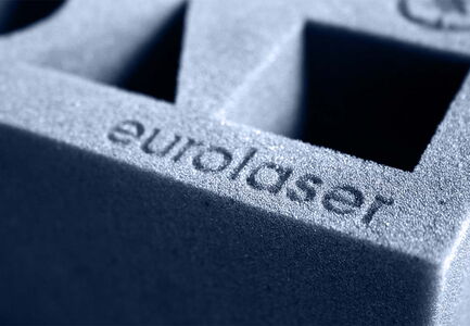 Gravure laser précise sur mousse de polyuréthane avec une machine de découpe et de gravure laser CO₂ eurolaser
