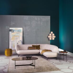 Muebles de diseño Leolux: mesa Flint y sofá Tampa en tela beige – fabricados con componentes internos cortados con láser