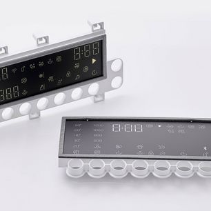 Componentes plásticos para pantallas e indicadores, fabricados y cortados con precisión mediante una máquina de corte láser CO₂ de eurolaser