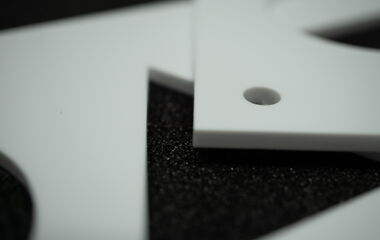 Thumbnail zum Video zum Laserschneiden und Gravieren von PLEXIGLAS® proTerra Acrylglas im Lasertest auf einer CO₂-Laserschneidmaschine von eurolaser