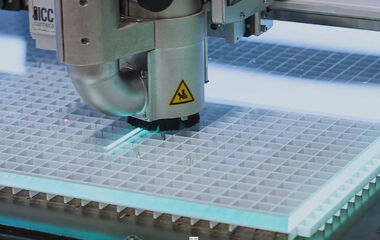 Vorschaubild zum Video über das Fräsmodul von Zünd zur Nutzung als mechanisches Werkzeug für die CNC-Bearbeitung auf eurolaser Schneidmaschinen