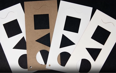 Thumbnail zum Video eines Lasertests mit STUDIOBOARD® Chromokarton auf einer eurolaser M-800 CO₂-Laserschneidmaschine – präzises Schneiden von hochweißem Chromokarton