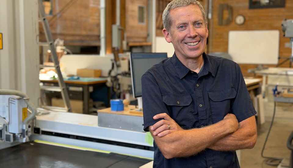 Bill Dieter, fondateur et président de Terrazign Inc., devant la machine de découpe laser eurolaser L-1200 utilisée pour le prototypage de précision