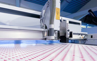 Thumbnail zum Video zum Laserschneiden von ORABOND® UHB3050T High-Performance-Klebeband im Lasertest auf einer CO₂-Laserschneidmaschine von eurolaser