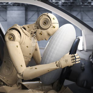 Prueba de choque con un maniquí en el interior de un vehículo para el desarrollo y ensayo de prototipos de airbags