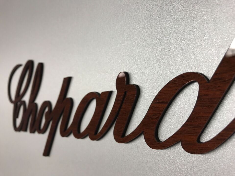 Placa cortada con láser con letras personalizadas para mostrar el mensaje de la marca