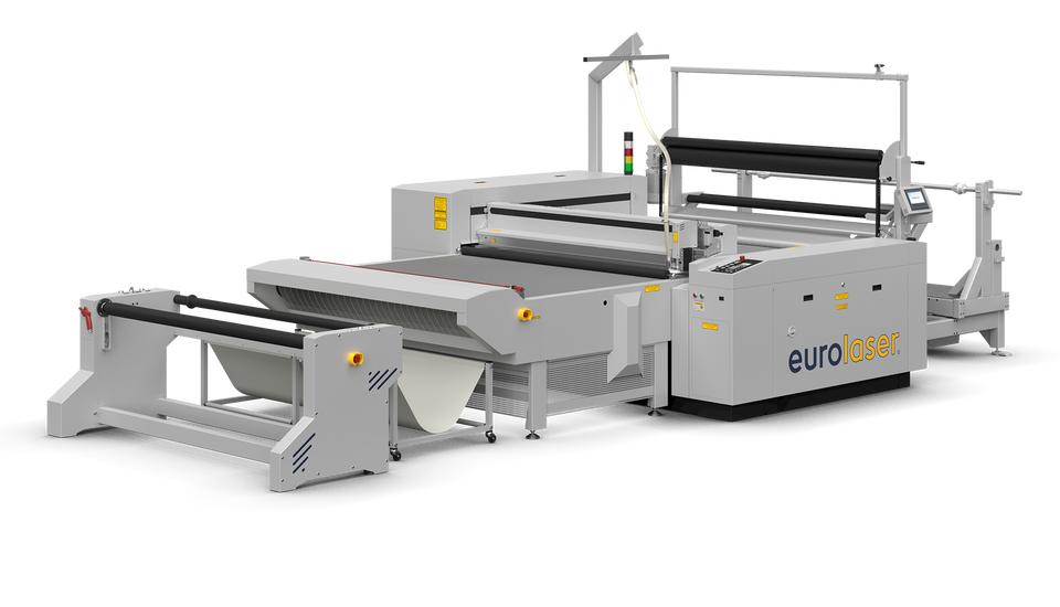 Machine de découpe laser CO₂ eurolaser L-1200 avec Conveyor System vue en angle depuis l’avant