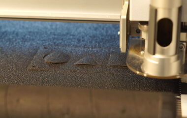 Thumbnail zeigt Laserschneidprozess von rutschfestem Griptape der Marken Jessup Safety Load® & Safety Track® auf einer eurolaser Maschine