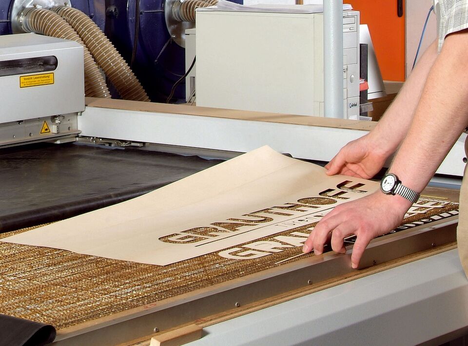 Placage en bois de qualité découpé avec précision sur un système de découpe laser CO₂ eurolaser