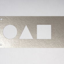 Vista superior de un contorno cortado por láser en micanita moscovita de 0,5 mm para evaluar la capacidad de corte con una máquina láser de corte CO₂ de eurolaser