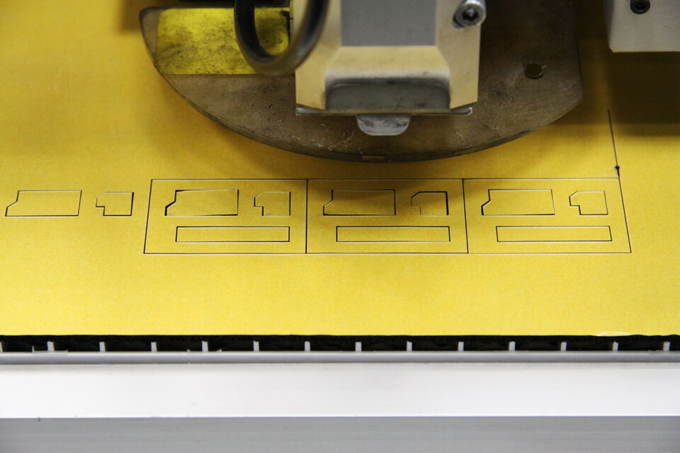 Corte preciso con láser de CO₂ de separadores, carcasas y conjuntos electrónicos fabricados en poliuretano – ideal para aplicaciones técnicas