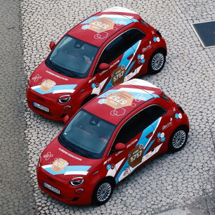 Präzise geschnittene Folienbeklebung für einen Fiat 500 mit eurolaser CO₂-Laserschneidmaschinen bei KM foliographics