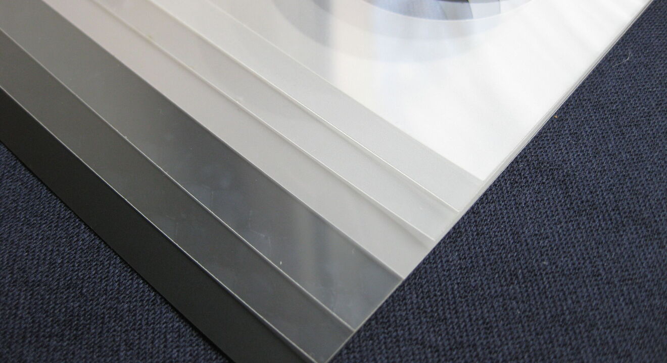 Thumbnail zum Video über das Laserschneiden von PET-Funktionsfolien von Kimoto mit präzisen und sauberen Schnittkanten