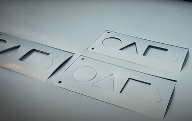 Thumbnail zum Video über das Laserschneiden von MasterJet E200 Trend Polypropylen-Folie von IGEPA mit präzisen Schnittkanten