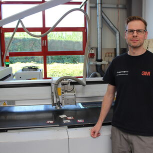 Operador en Röckelein utilizando una máquina láser de corte CO2 de eurolaser en un entorno de producción industrial