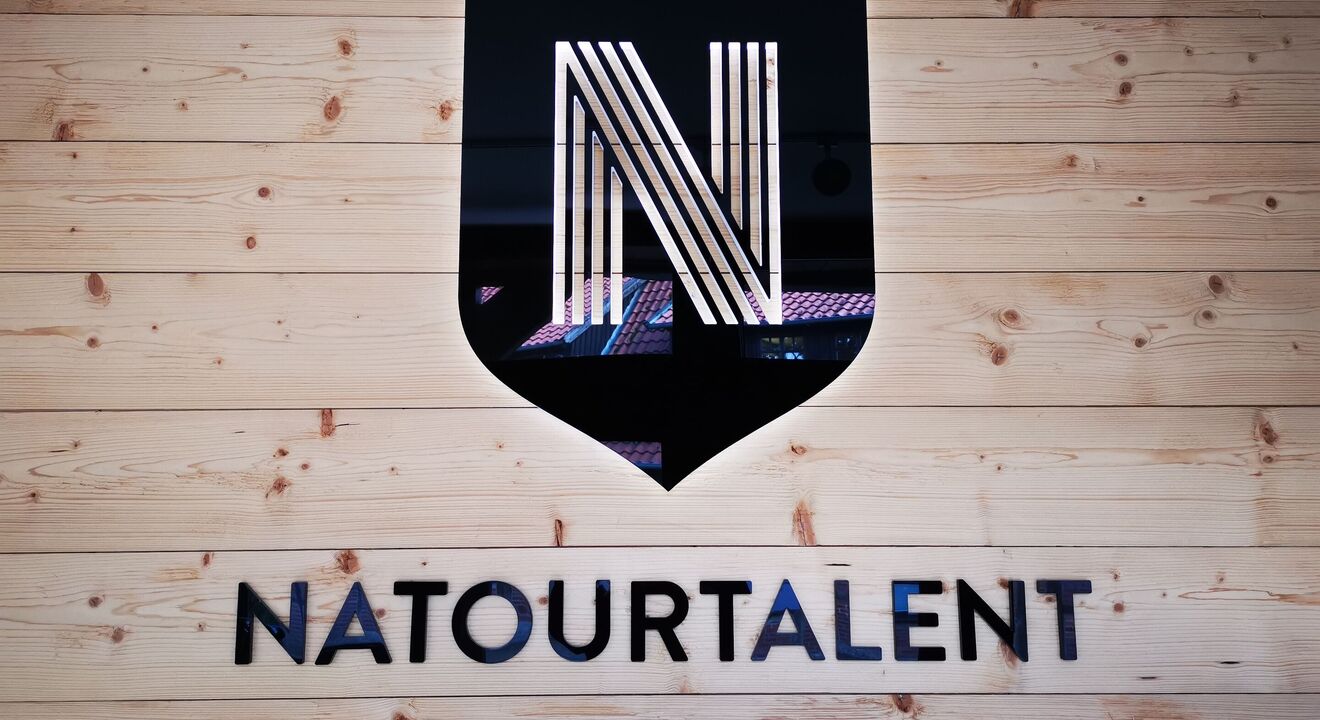 Panel de acrílico con emblema y letras, cortado con un sistema láser eurolaser