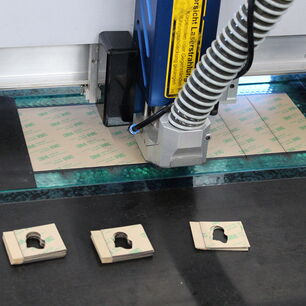 Piezas individuales cortadas por láser con precisión en una máquina láser de corte CO2 de eurolaser