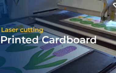 Thumbnail zum Video über das Laserschneiden von bedruckten Displaykartons aus KROMA Material mit Druck auf einem Canon Arizona Großformatdrucker