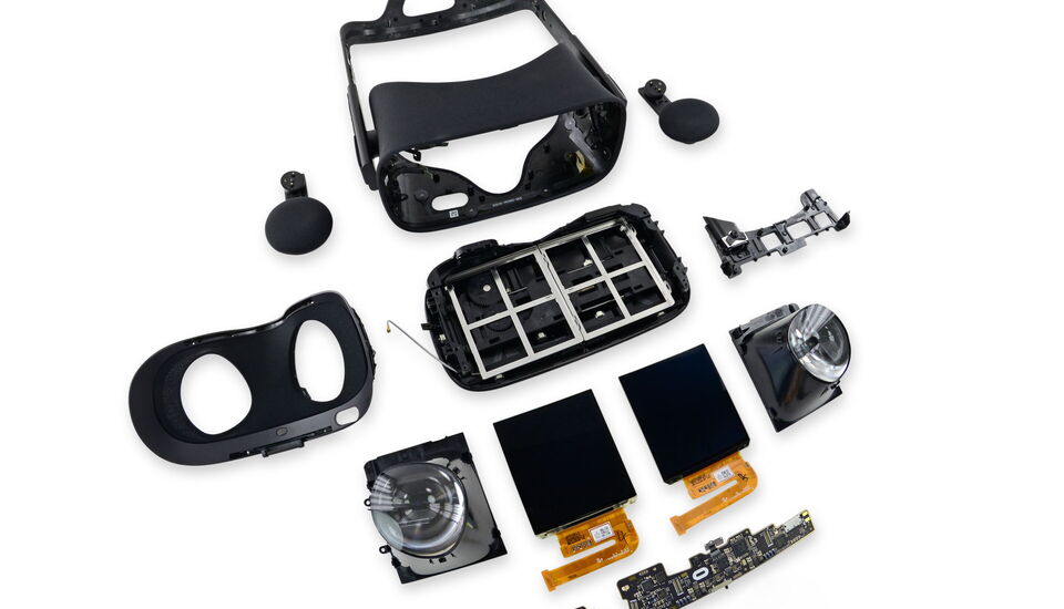 Casque de réalité virtuelle Oculus Rift démonté, montrant le boîtier, les lentilles, les écrans et les composants électroniques, illustrant la conception de produits high-tech et le prototypage
