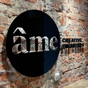 Placa moderna para empresa hecha de acrílico cortado con láser, fabricada con un sistema eurolaser