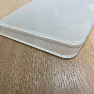 Primer plano del borde de corte suave de una matrícula de acrílico, fabricada mediante corte láser y fresado con un sistema eurolaser