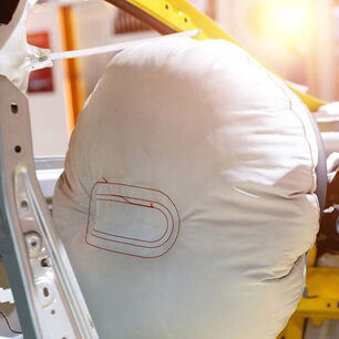 Präzise zugeschnittenes Gewebe für Fahrer- und Beifahrerairbags in der Automobilindustrie