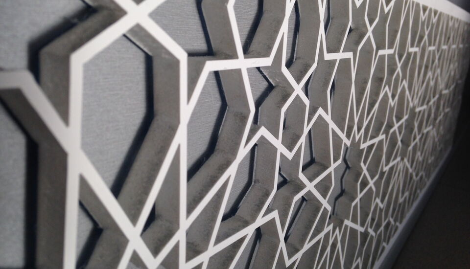 Ornement mural décoratif découpé avec précision au laser avec une machine de découpe laser CO₂ eurolaser illustrant les possibilités polyvalentes de la découpe laser