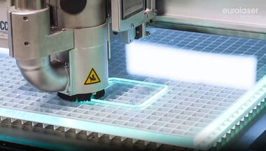 Thumbnail zum Video, welches die vielfältigen Möglichkeiten der Kunststoffbearbeitung mit Lasermaschinen von eurolaser, einschließlich präzisem Laserschneiden, feiner Lasergravur und ergänzendem Fräsen zeigt