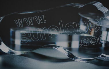 Vorschaubild zum Video zeigt verschiedene Anwendungen der Acrylbearbeitung mit Lasermaschinen von eurolaser: Schneiden, Gravieren und Fräsen