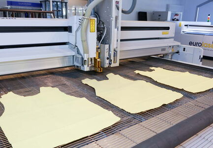 Geschnittene Schutzwesten aus Aramid auf der CO₂-Laserschneidmaschine von eurolaser – hohe Produktivität ohne Stillstandzeiten durch stumpfe Werkzeuge oder Werkzeugwechsel
