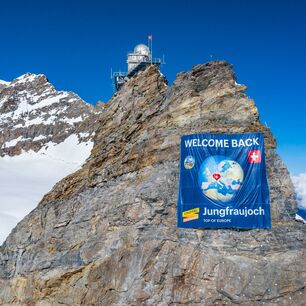 Megabanner de gran tamaño fabricado con textil impreso y cortado con láser – superficie publicitaria impactante para fachadas, eventos o ferias