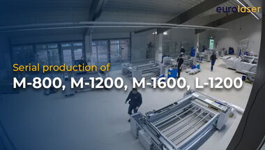 Thumbnail zur Serienproduktion von CO₂-Laserschneidmaschinen von eurolaser – Zeitraffer von Montage, Systemintegration und Fertigung modularer Laserschneidmaschinen für industrielle Anwendungen