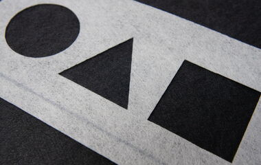 Thumbnail zum Video zum Laserschneiden von Filtervliesstoffen Zetajet und Zetafelt im Lasertest auf einer CO₂-Laserschneidmaschine von eurolaser