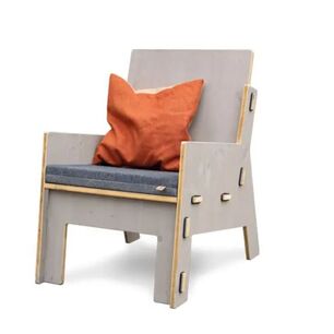 Silla modular de madera con diseño Werkhaus, fabricada con precisión mediante una máquina de corte láser CO₂ de eurolaser