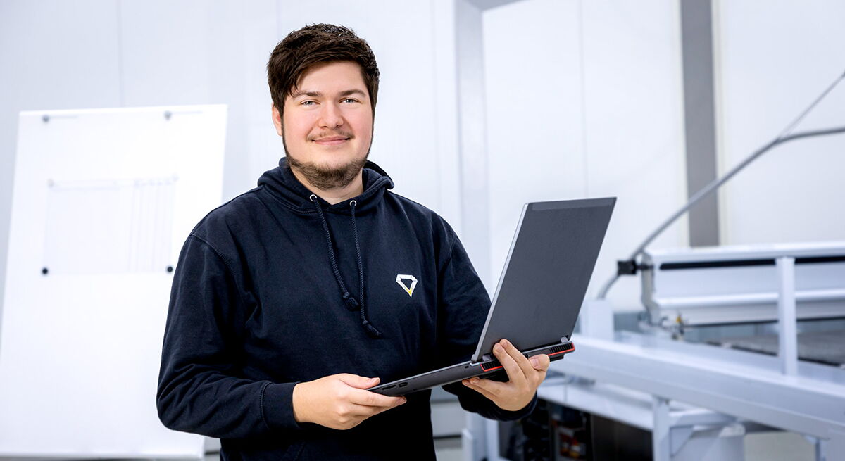 Job als Entwickler Elektrotechnik bei eurolaser in Lüneburg – Entwicklung und Optimierung von Elektronik und Steuerungen für CO₂-Laserschneidmaschinen