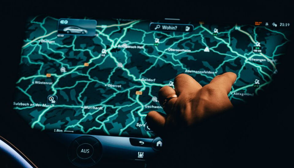 Präzise Bearbeitung von Displayschutzfolien für Automotive-Anwendungen mit eurolaser CO₂-Laserschneidmaschinen bei KM foliographics