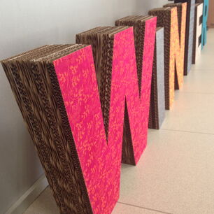 Lettres individuelles imprimées et découpées au laser en carton de LASER MARKING SYSTEM – réalisées avec une machine de découpe laser CO₂ eurolaser