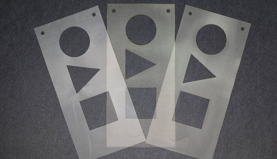 Varias muestras de tejido de polisulfuro de fenileno (PPS) probadas con éxito con máquinas de corte por láser CO₂ de eurolaser – mostrando distintos resultados de corte