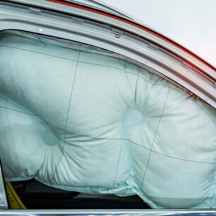 Präzise zugeschnittenes Gewebe für Seiten- und Center-Airbags in der Automobilindustrie