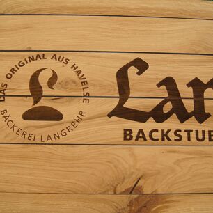 Cartel de madera con grabado láser detallado, producido con un sistema eurolaser