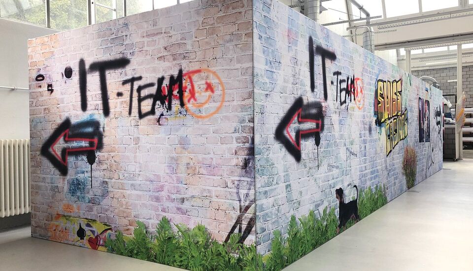 Estructura de aluminio en forma de L con textil impreso de alta calidad – solución decorativa para diseño y división de espacios en oficinas modernas