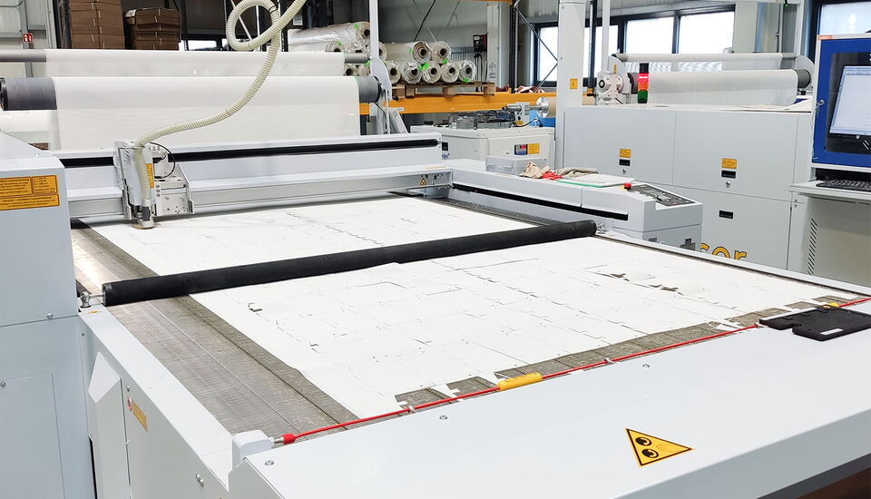 Componentes para el interior de vehículos como redes de airbag, cubiertas de maletero y fuelles de palanca de cambios fabricados con precisión a partir de textiles técnicos, cuero y cuero sintético en Koestler