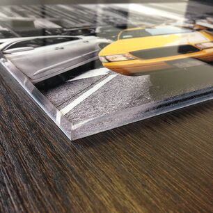 Bedruckte Acrylplatte als Beispiel für das Laserschneiden von Acryl auf Laserschneidmaschinen von eurolaser mit glatten und glänzenden Schnittkanten