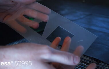 Thumbnail zum Video zum Laserschneiden von tesa® 52995 Oberflächenschutzband im Lasertest auf einer CO₂-Laserschneidmaschine von eurolaser