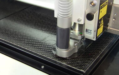 CO₂-Lasermaschine beim Schneiden von Tepex® dynalite Organoblech aus thermoplastischem Faserverbundwerkstoff