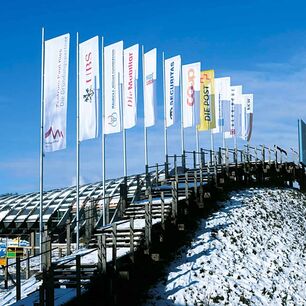 Instalación exterior a gran escala con banderas publicitarias y de patrocinadores – una exhibición colorida para una alta visibilidad de marca en eventos