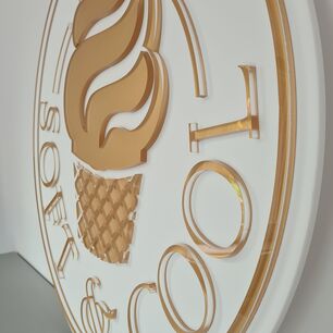 Panel de alta calidad con bordes definidos y acabado láser fino, fabricado con un sistema eurolaser